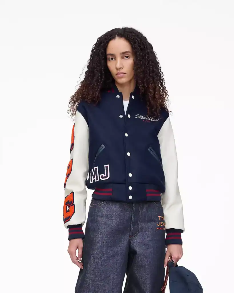 Veste varsity pour femme avec logos Marc Jacobs, détails en laine et cuir, style décontracté, look tendance, mode urbaine, parfait pour l'automne et l'hiver, vêtement streetwear.
