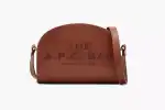 Sac à main Marc Jacobs The A.P.C. Bag en cuir marron avec logo embossé, style urbain et chic, parfait pour compléter une tenue casual ou élégante.