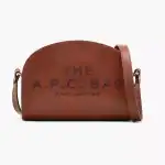 Sac à main Marc Jacobs The A.P.C. Bag en cuir marron avec logo embossé, style urbain et chic, parfait pour compléter une tenue casual ou élégante.