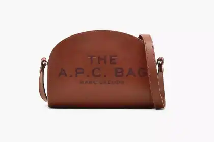 Sac à main Marc Jacobs The A.P.C. Bag en cuir marron avec logo embossé, style urbain et chic, parfait pour compléter une tenue casual ou élégante.