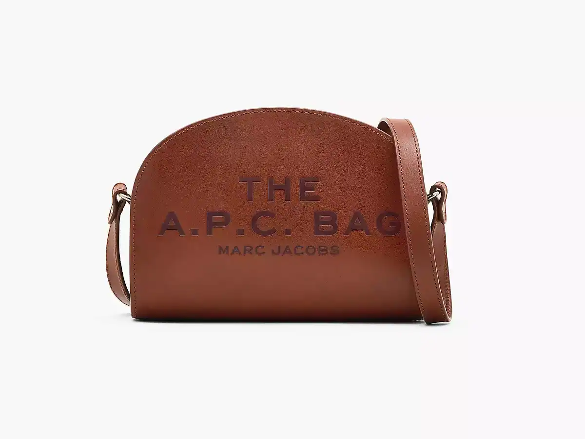 Sac à main Marc Jacobs The A.P.C. Bag en cuir marron avec logo embossé, style urbain et chic, parfait pour compléter une tenue casual ou élégante.