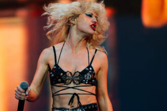 Amy Taylor chante sur scène avec Amyl and The Sniffers à Rock en Seine 2026.