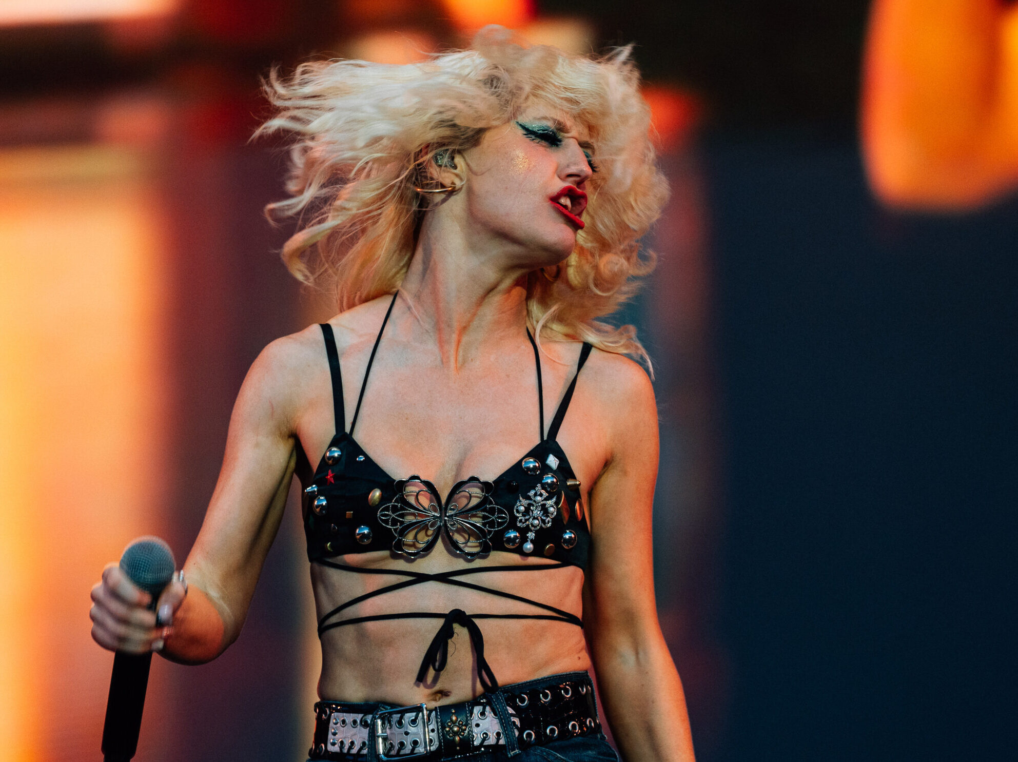 Amy Taylor chante sur scène avec Amyl and The Sniffers à Rock en Seine 2026.