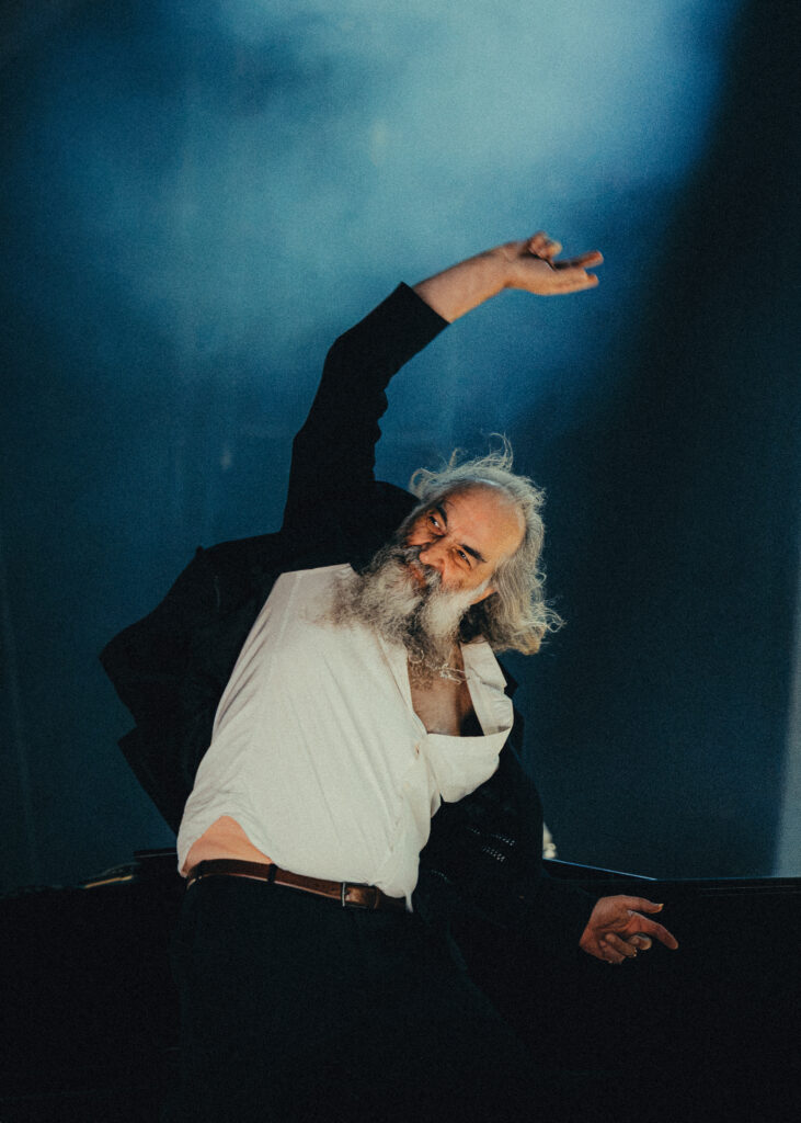 Warren Ellis du groupe Nick Cave the Bad Seeds, en concert lors du festival Rock en Seine à Saint Cloud le 28 août 2026