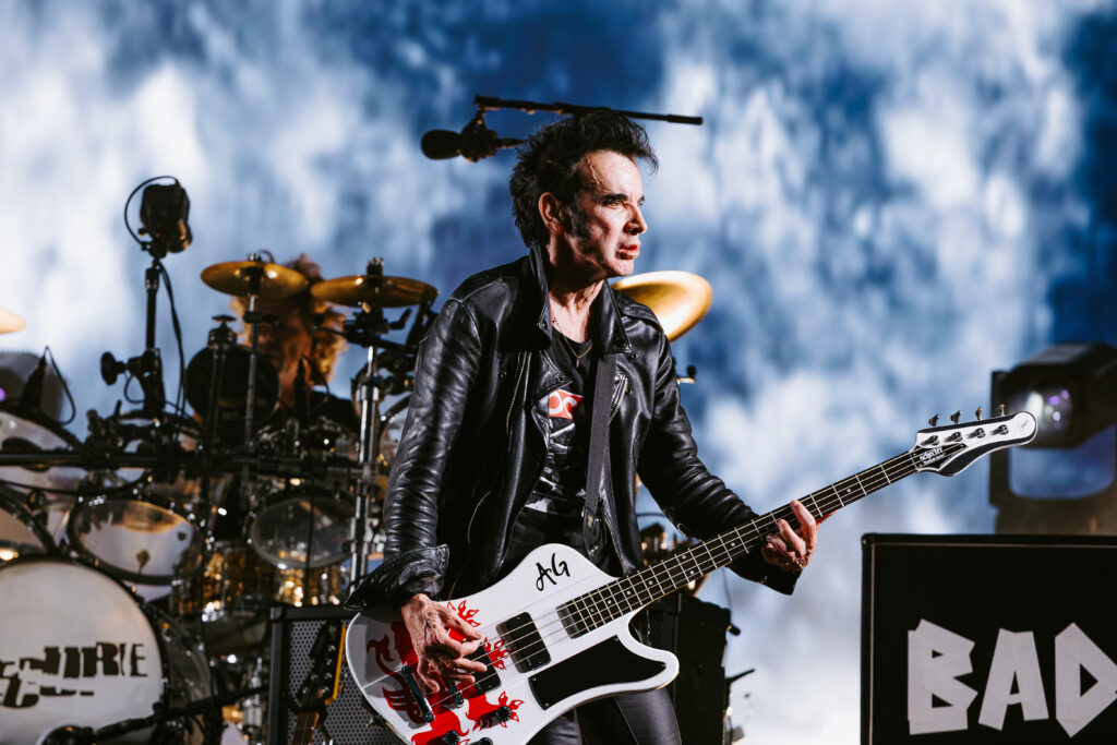Simon Gallup, bassiste du groupe The Cure, en concert lors du festival Rock en Seine à Saint Cloud le 3à août 2026