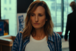 Andréa Martel, jouée par Camille Cottin, porte une chemise rayée sur un tee-shirt blanc
