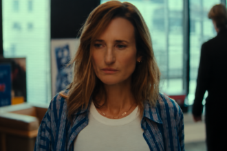 Andréa Martel, jouée par Camille Cottin, porte une chemise rayée sur un tee-shirt blanc