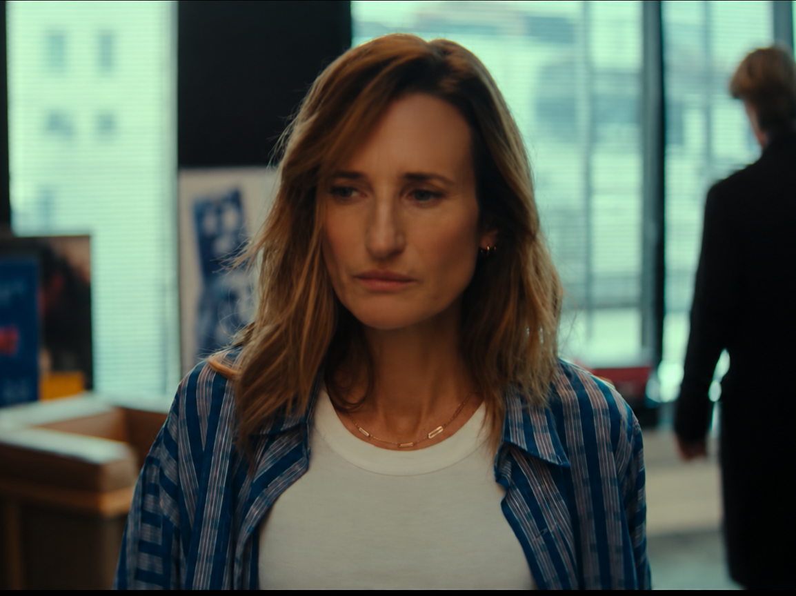 Andréa Martel, jouée par Camille Cottin, porte une chemise rayée sur un tee-shirt blanc