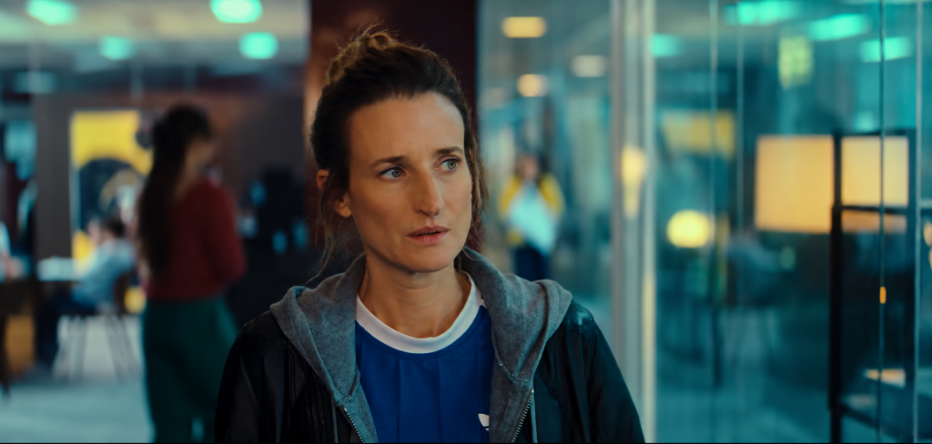 Camille Cottin en sweat gris et veste noire dans Dix pour cent, le film