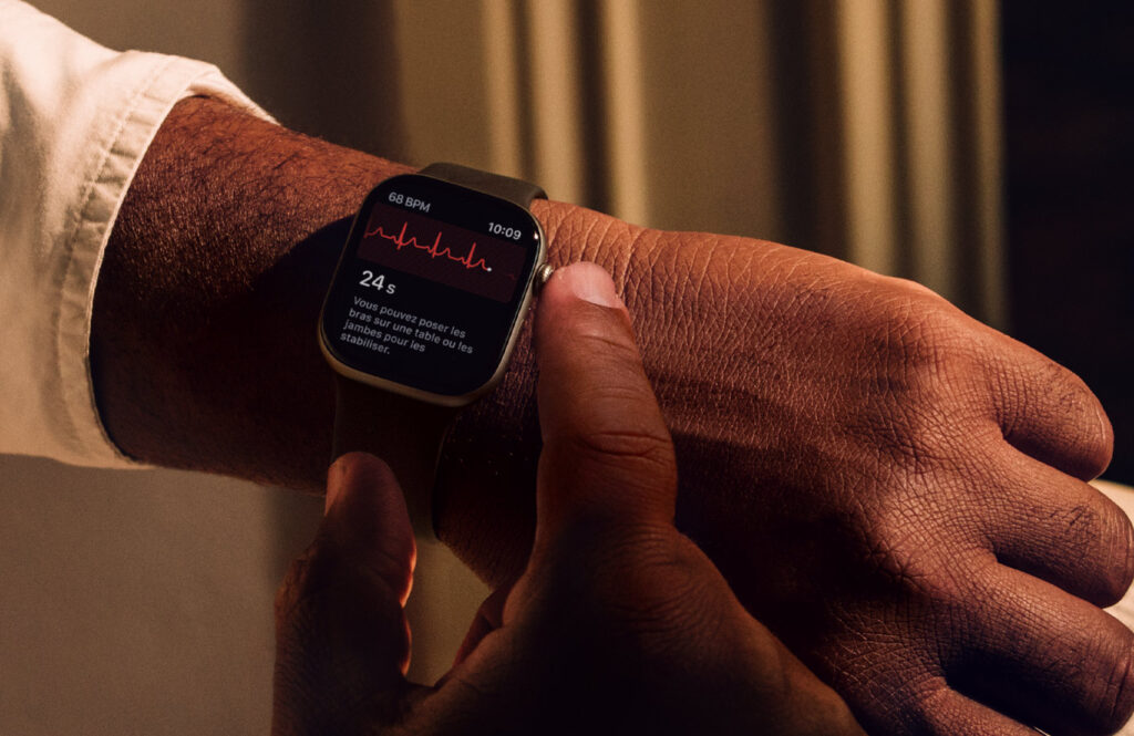 Le poignet d'un homme qui porte un Une montre Apple Watch Série 11.
