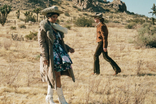 Deux personnages en tenue western traversent un paysage désertique sur le visuel de l’album Ride Lonesome de Beck
