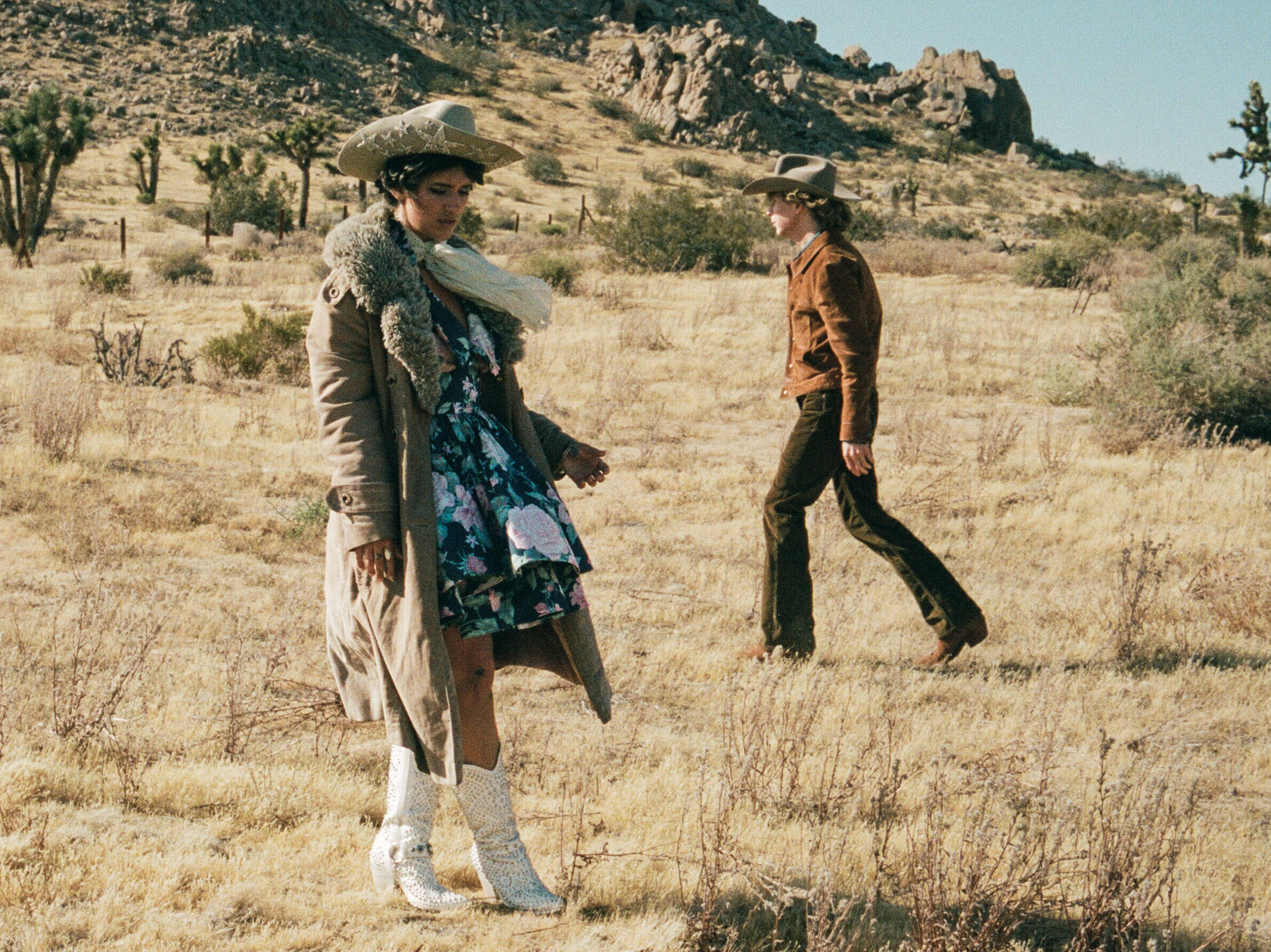 Deux personnages en tenue western traversent un paysage désertique sur le visuel de l’album Ride Lonesome de Beck