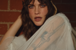 Cara Delevingne dans le clip Crazy Baby, devant un mur de briques
