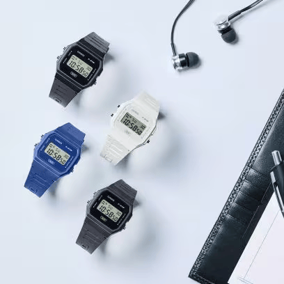 la montre F-91W de la marque Casio en version blanche, noire et bleue