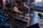 Cassette audio, bijoux colorés et citron sur une table après une soirée en 1986