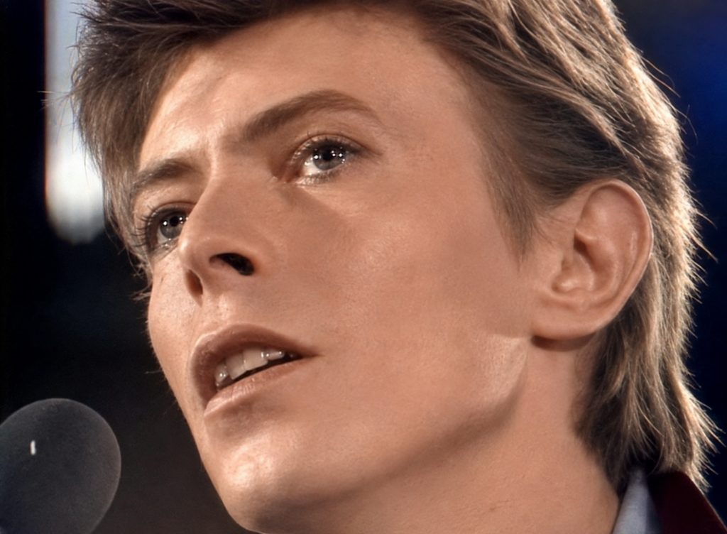 David Bowie interprète sa chanson Heroes dans l'émission télé Top Pop en 1977