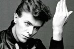 David Bowie pose devant l'appareil photo de Masayoshi Sukita pour la pochette de son album heroes sorti en 1977.