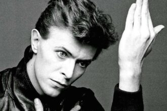 David Bowie pose devant l'appareil photo de Masayoshi Sukita pour la pochette de son album heroes sorti en 1977.