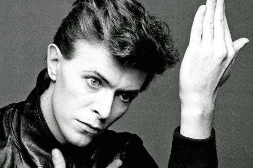 David Bowie pose devant l'appareil photo de Masayoshi Sukita pour la pochette de son album heroes sorti en 1977.