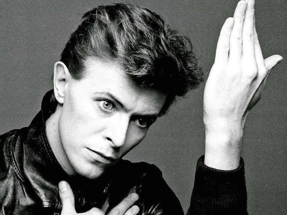 David Bowie pose devant l'appareil photo de Masayoshi Sukita pour la pochette de son album heroes sorti en 1977.