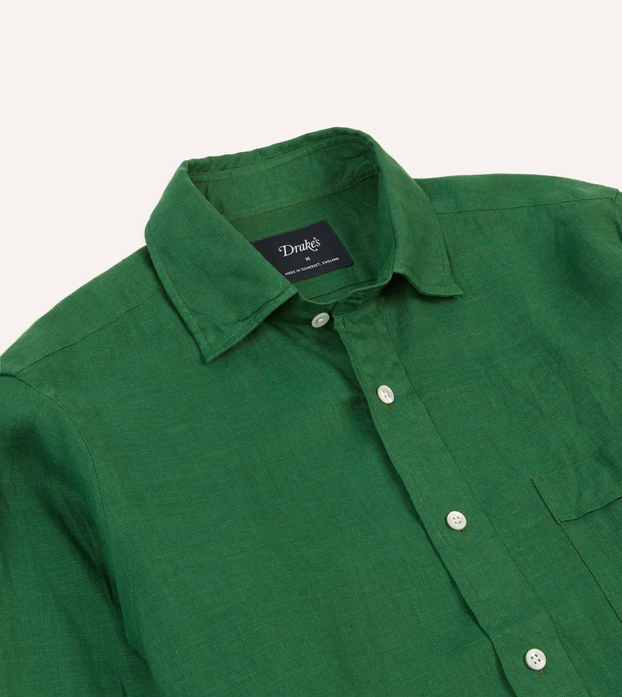 Le col de la chemise Linen Spread Collar Shirt de la marque anglaise Drake’s en version verte - @ Drake's