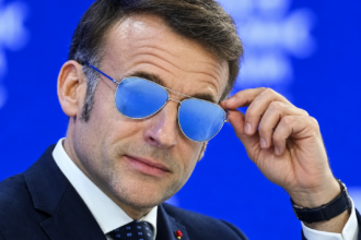 Le président français Emmanuel Macron porte les lunettes Pacific S 01 de Maison Henry Jullien.