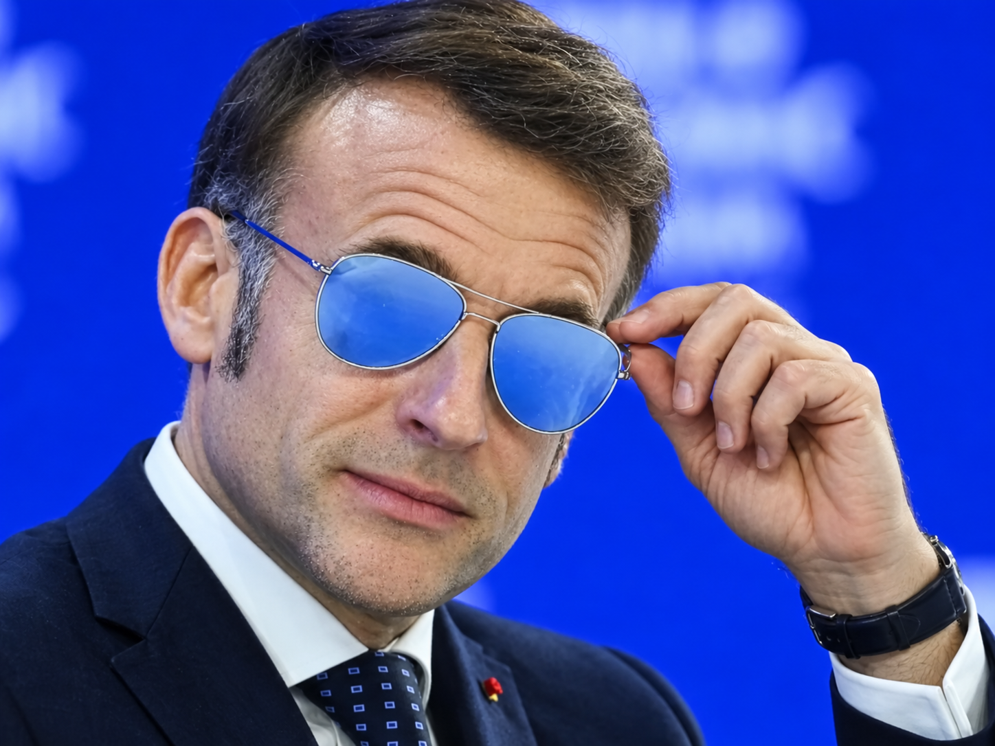 Le président français Emmanuel Macron porte les lunettes Pacific S 01 de Maison Henry Jullien.