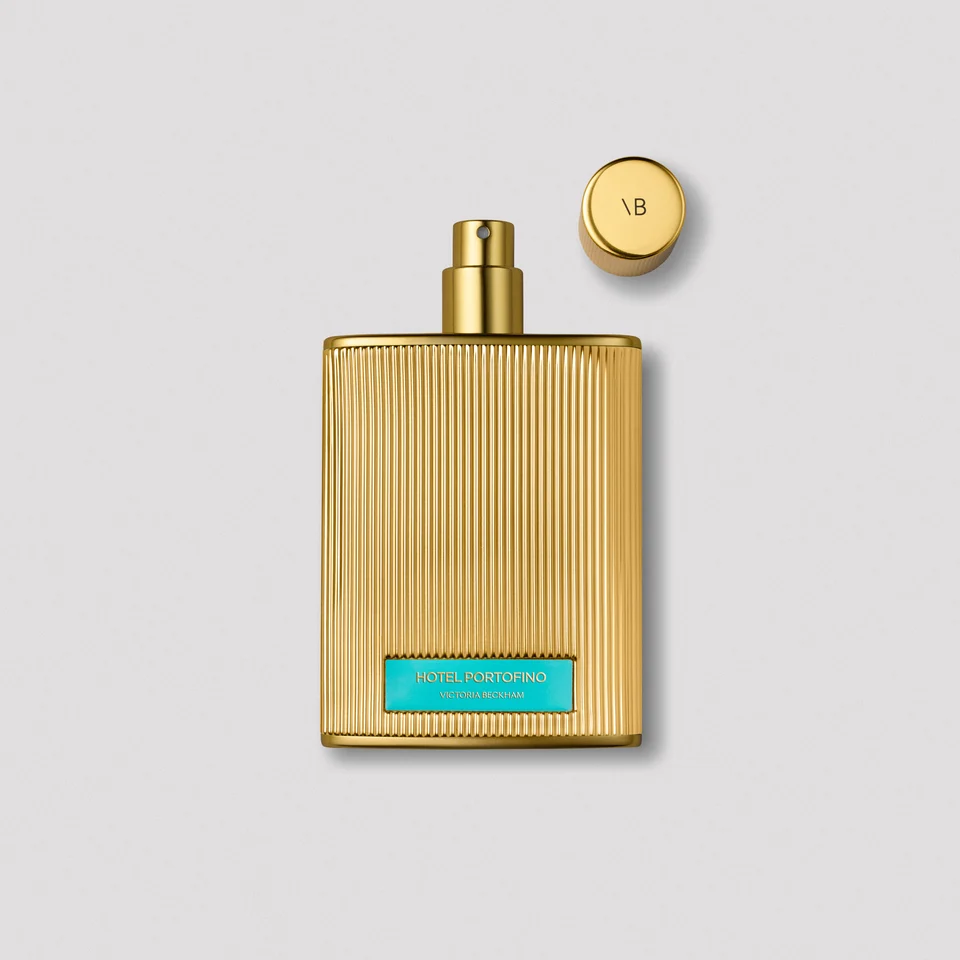 Flacon doré de Hotel Portofino Extrait de Parfum, vaporisateur découvert et bouchon posé à côté