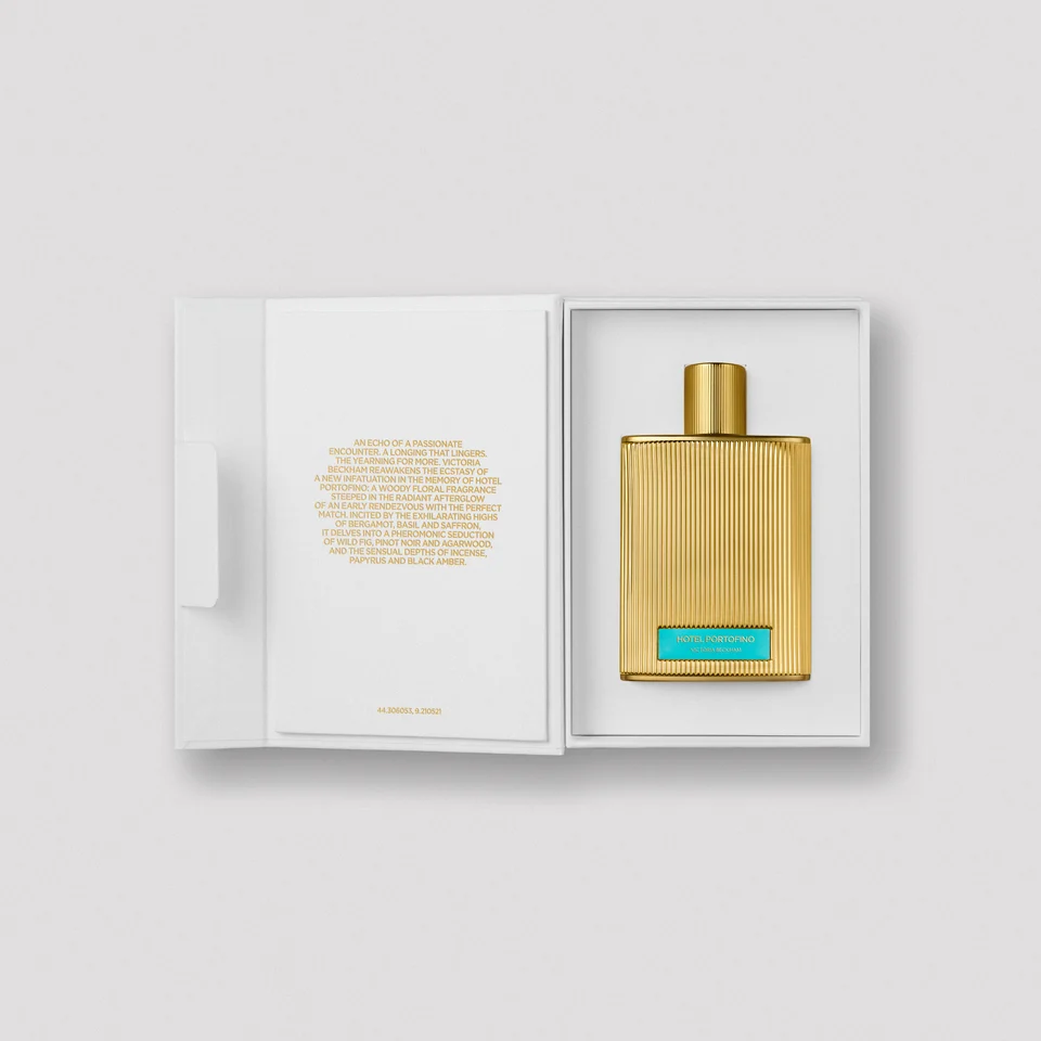 Flacon doré de Hotel Portofino Extrait de Parfum présenté dans son coffret blanc ouvert