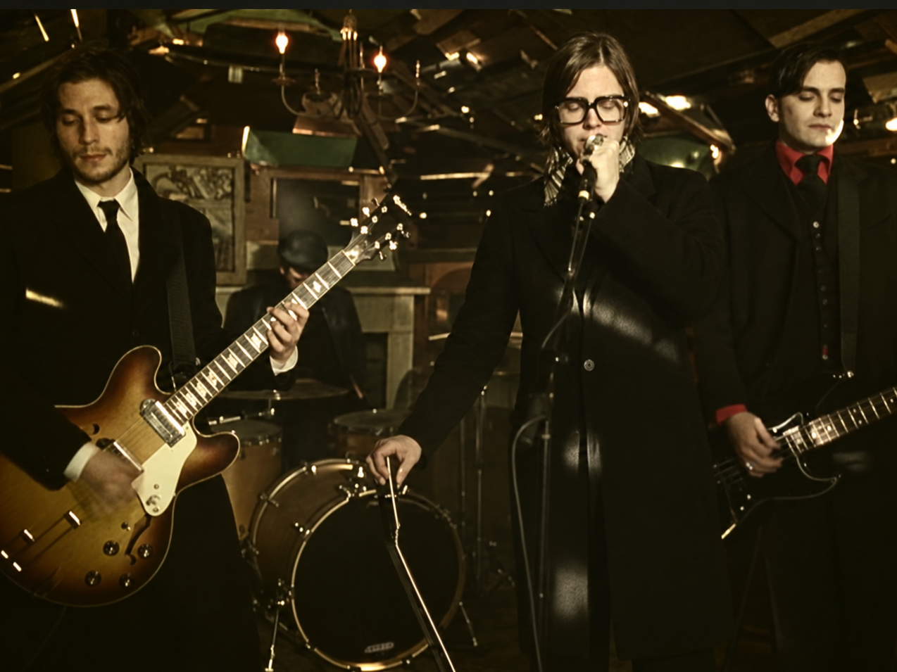 Interpol dans le clip video C'mer, extrait de l'album Marauder, sorti en 2018