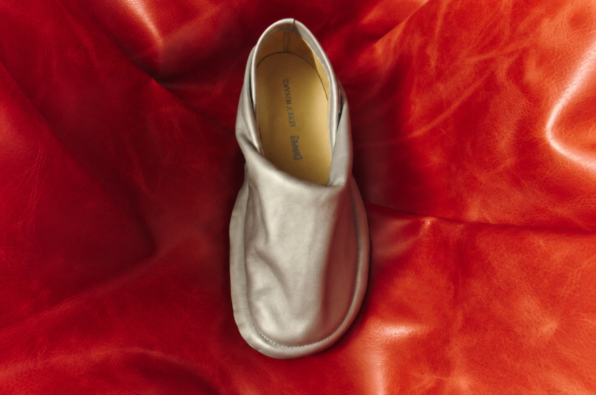 Chaussure Peu Form argentée de Camper et Issey Miyake sur un fond rouge plissé au format horizontal