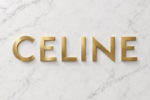 Le logo de ma marque CELINE en doré sur un fond de marbre blanc.