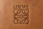 Logo et anagramme Loewe marqués au fer sur un cuir marron clair.