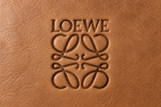 Logo et anagramme Loewe marqués au fer sur un cuir marron clair.