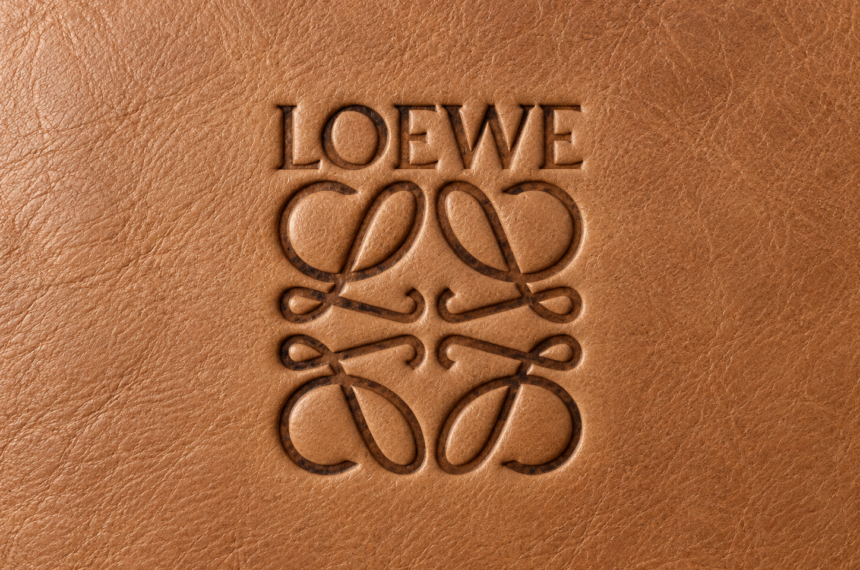 Logo et anagramme Loewe marqués au fer sur un cuir marron clair.