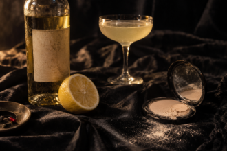 Vermouth blanc, citron et maquillage pour le cocktail Transformer de Lou Reed