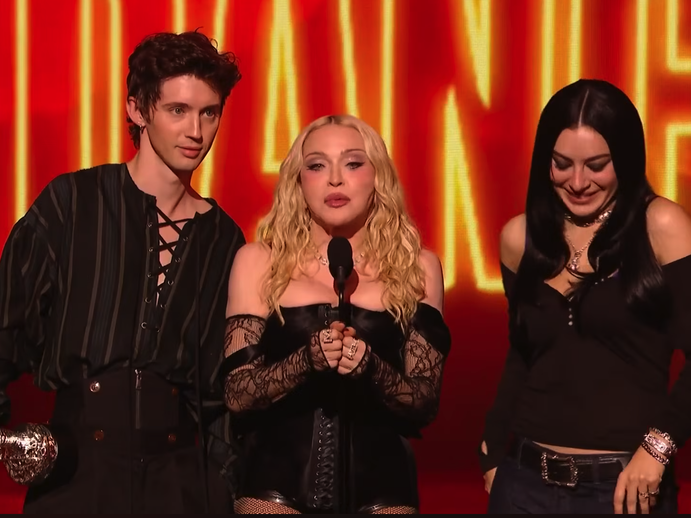 Troye Sivan, Madonna et Charli xcx sur la scène des MTV Video Music Awards 2026