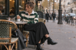 Femme portant un maillot de rugby avec une jupe longue à Paris