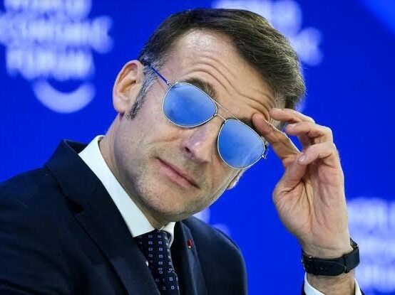 Le président français Emmanuel Macron porte les lunettes Pacific S 01 de Maison Henry Jullien.
