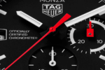 Gros plan sur le cadran noir de la TAG Heuer Monza Flyback Chronograph, avec aiguilles rouges et compteurs blancs.