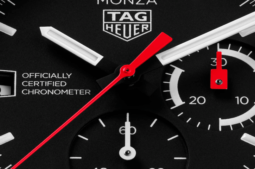 Gros plan sur le cadran noir de la TAG Heuer Monza Flyback Chronograph, avec aiguilles rouges et compteurs blancs.