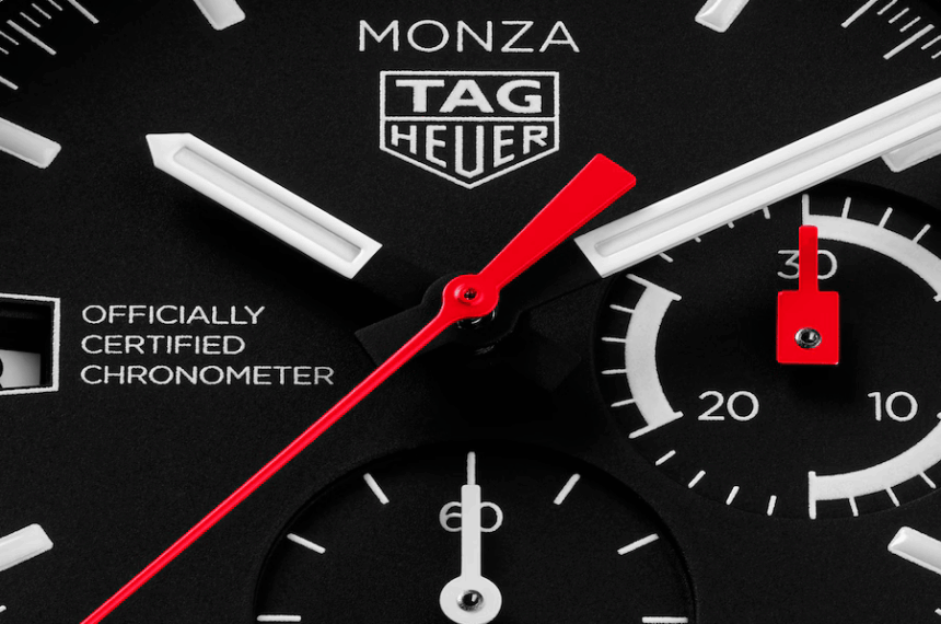 Gros plan sur le cadran noir de la TAG Heuer Monza Flyback Chronograph, avec aiguilles rouges et compteurs blancs.
