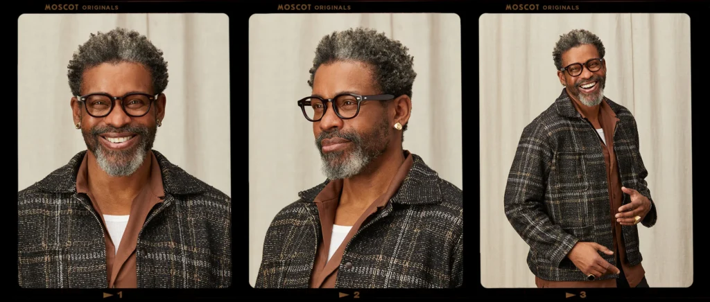 Trois portraits d’un homme portant des lunettes Moscot Lemtosh foncées, présentés dans un montage sur fond noir.