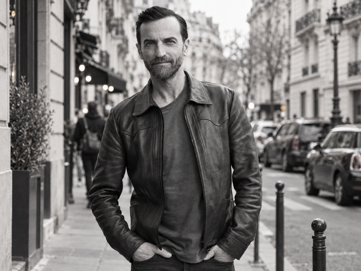 Nicolas Ghesquière dans une rue parisienne, photographié en noir et blanc