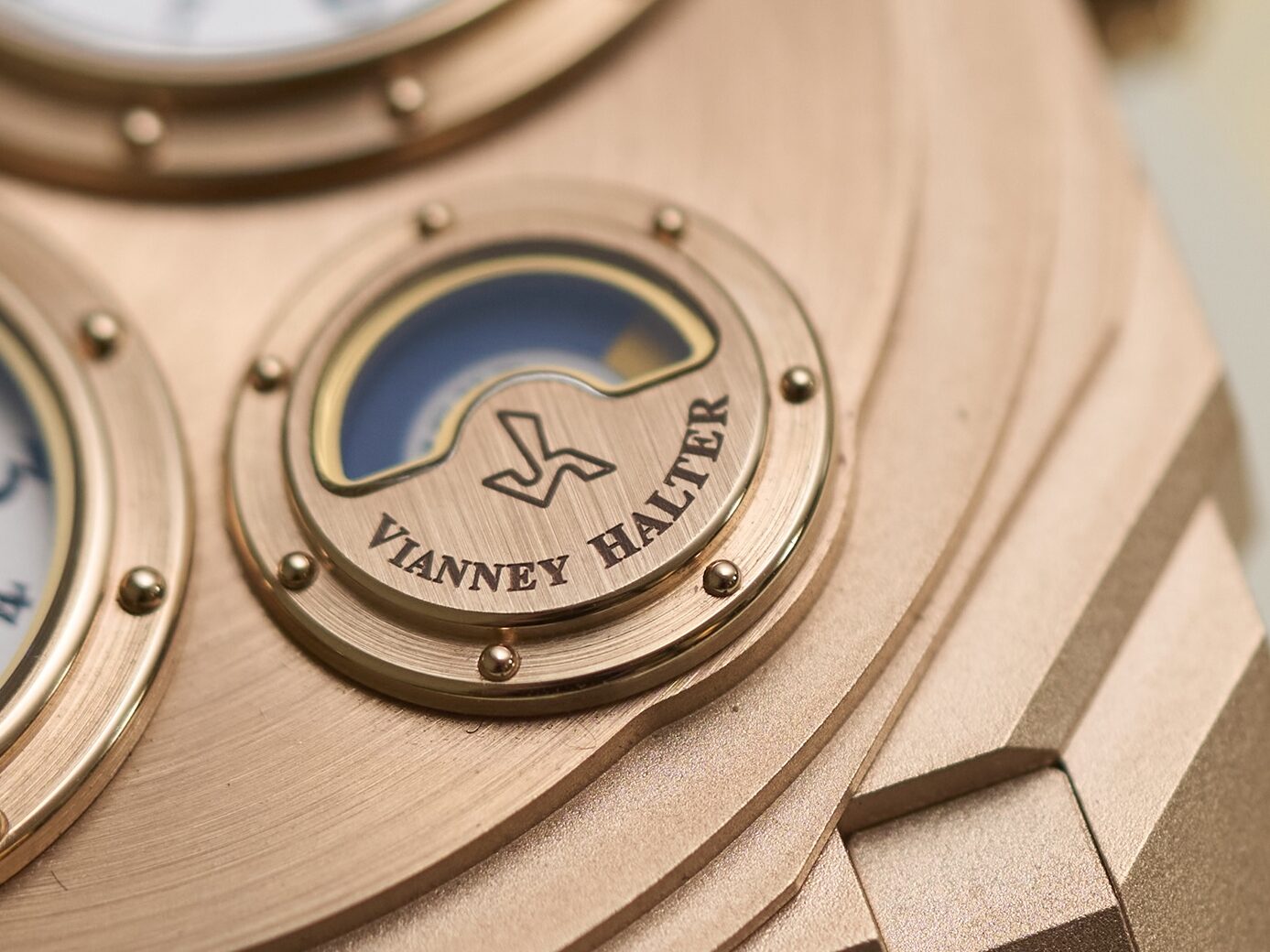 Gros plan sur l’indicateur jour-nuit signé Vianney Halter de l’Octo Finissimo Dual Time en or rose