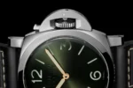 Gros plan sur le cadran vert de la Panerai Luminor Firenze 8 Giorni et son protège-couronne, sur fond noir.