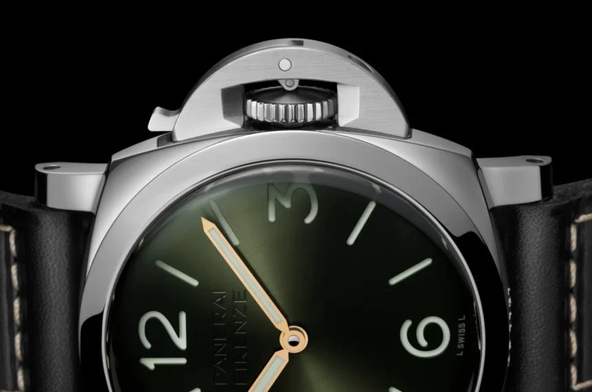 Gros plan sur le cadran vert de la Panerai Luminor Firenze 8 Giorni et son protège-couronne, sur fond noir.