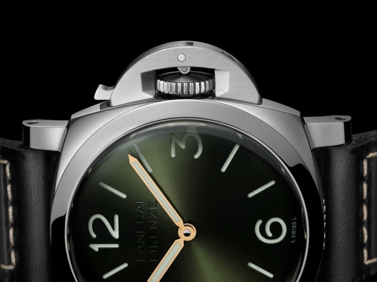 Gros plan sur le cadran vert de la Panerai Luminor Firenze 8 Giorni et son protège-couronne, sur fond noir.