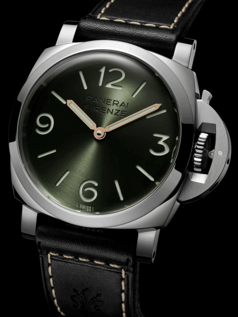 Cadran vert de la Panerai Luminor Firenze 8 Giorni vu de biais, avec bracelet noir et protège-couronne ouvert.