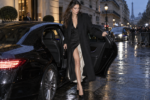 Une mannequi sort d'une voiture berline durant une Paris Fashion Week.